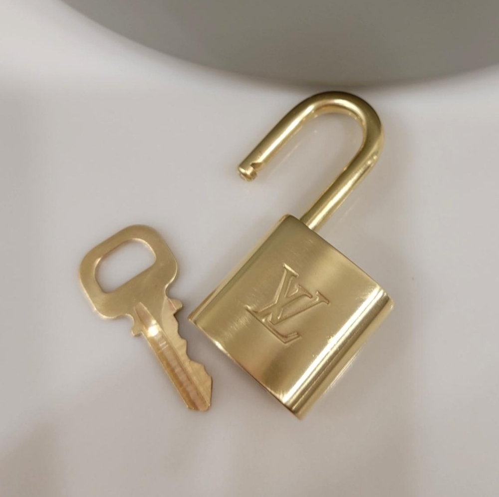💯 Authentic Padlock and Key Louis Vuitton Gold Brass